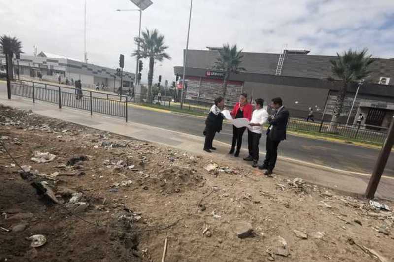 La gobernadora provincial de Elqui, Daniela Norambuena, el 3 de abril entregando terrenos a los ambulantes de Coquimbo como una solución a un problema de larga data que enfrentan.