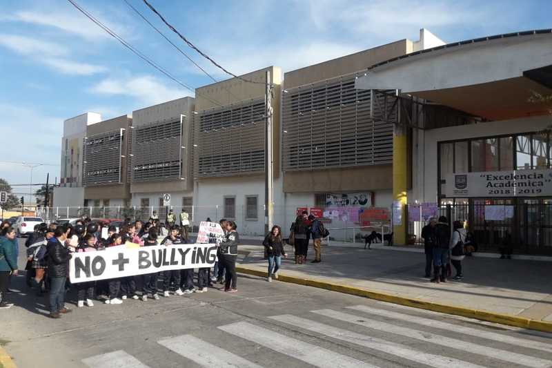 Apoderados y alumnos del recinto educacional realizaron la mañana de este lunes una protesta pacífica en el frontis del recinto. 