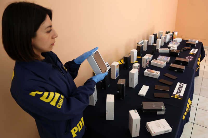 Siete millones de pesos en equipos celulares recuperó la PDI tras allanar una vivienda en Villa Talinay de Coquimbo, donde se detuvo a una pareja de delincuentes.