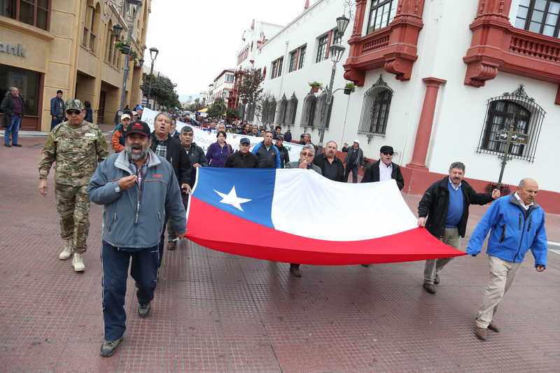 Unos 50 exconscriptos marcharon por las calles de La Serena y entregaron una carta en la intendencia regional, planteado sus reivindicaciones, indicando que también fueron víctimas de violaciones a los derechos humanos.