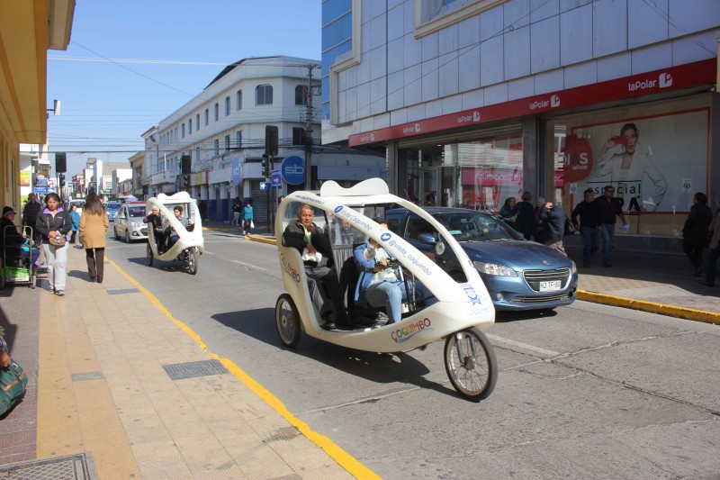 Los móviles son totalmente no contaminantes y permiten transportar a dos personas en su interior.