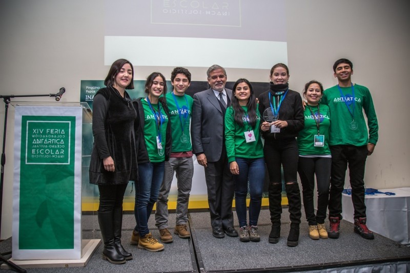 Equipo conformado por Salma Espinoza, Danthe Villa y la docente Ivi Rodríguez, del Colegio Sagrado Corazón de Jesús, de San Carlos, junto a Romina González del 3° B, Maximiliano Bernal del 3°A y la profesora de Biología Katherine Tapia, todos ellos del Colegio Amazing Grace de La Serena.