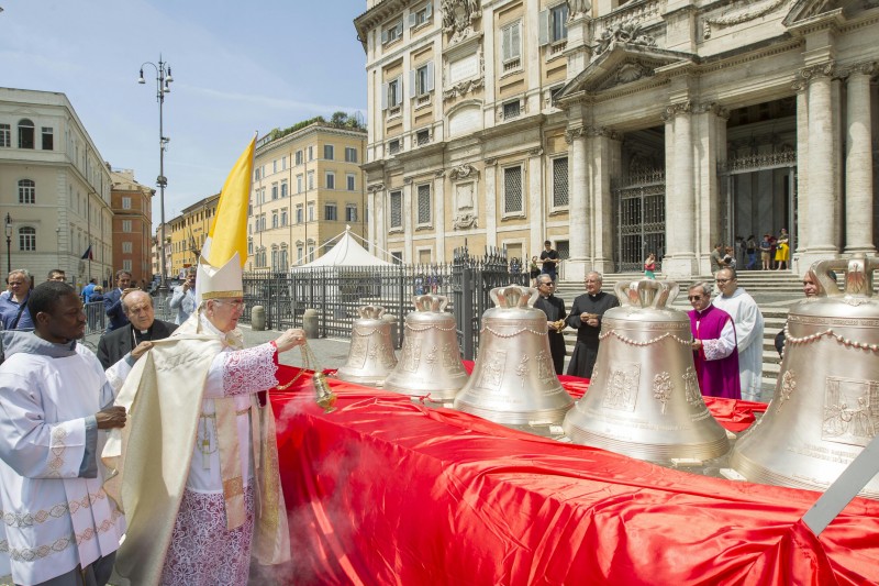 El Cardenal Stanislaw Rilko encabezó la ceremonia de bendición de las cinco campanas.