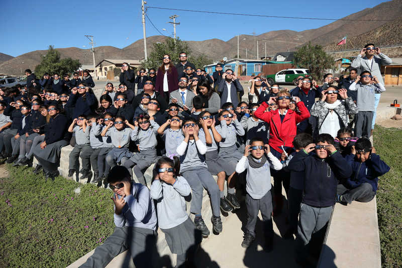 Los primeros en recibir estos lentes de observación solar fueron los alumnos de la escuela José Santos Ossa de la localidad de El Trapiche, en la comuna de La Higuera. 