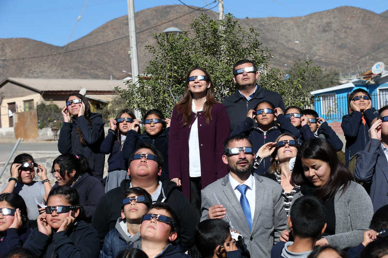 Este viernes la intendenta regional, Lucía Pinto, hizo entrega de la primera partida de estos lentes a los alumnos de la escuela José Santos Ossa de El Trapiche, en la comuna de La Higuera.