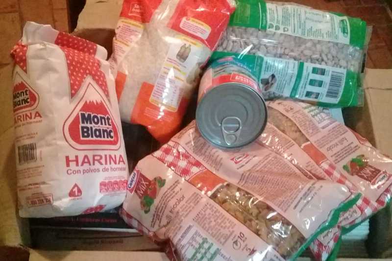 En sectores en donde se repartió la caja de mercadería los vecinos se mostraron agradecidos, especialmente los adultos mayores (foto referencial). En sectores en donde se repartió la caja de mercadería los vecinos se mostraron agradecidos, especialmente los adultos mayores (foto referencial).