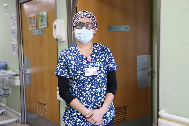 Evelyng Cereceda lleva diez años prestando servicios como enfermera en el Hospital San Pablo de Coquimbo y hoy le toca hacer frente a la pandemia asistiendo a pacientes contagiados de Coronavirus.