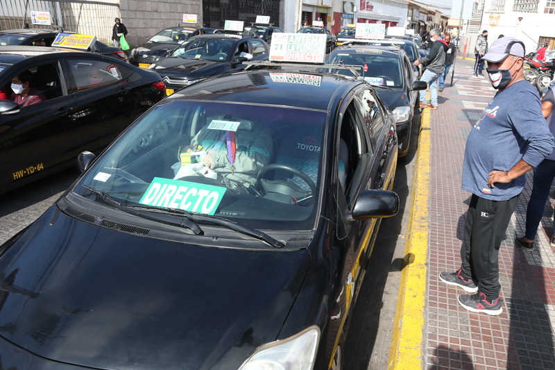 Los conductores de taxis colectivos se encuentran en la peor situación de su historia, con una baja de ingresos del orden del 70% y dicen no recibir ayuda de ninguna parte a pesar de golpear todas las puertas.