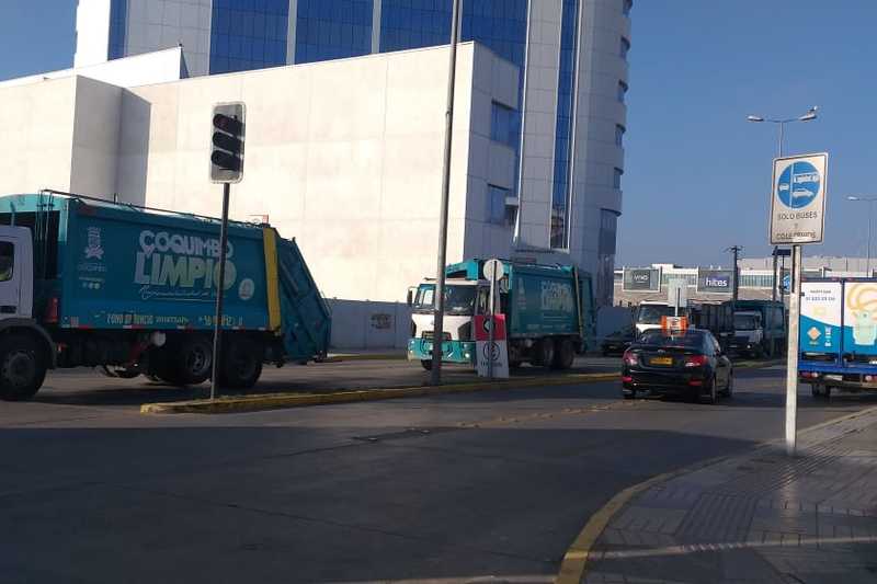 Trabajadores de la empresa Demarco, llegaron con los camiones de retiro de basura a protestar al municipio de Coquimbo.