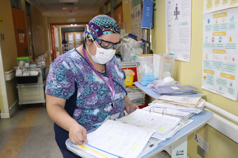 Yaritza Collao, enfermera del Servicio de Cirugía, reconoce que con la pandemia su vida le ha cambiado de una forma inesperada. Yaritza Collao, enfermera del Servicio de Cirugía, reconoce que con la pandemia su vida le ha cambiado de una forma inesperada.