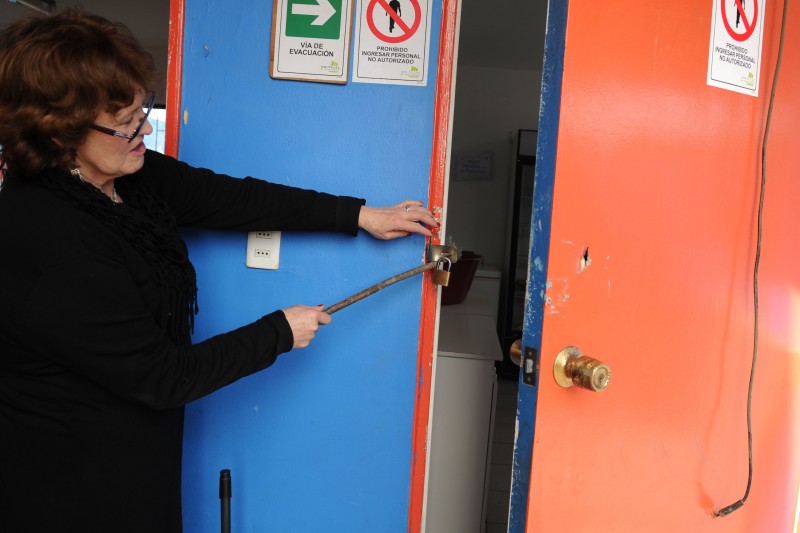 Los desconocidos derribaron un portón trasero y forzaron las puertas de las salas para entrar a robar.