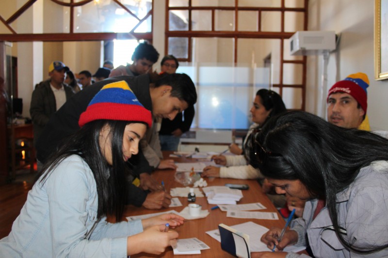 En el Centro Cultural Santa Inés se realizó la votación, donde se contó con una masiva participación de los venezolanos residentes.