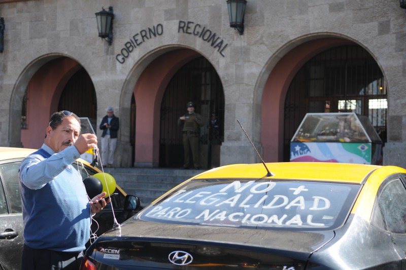 Un gran número de taxistas protestaron por las principales calles de La Serena