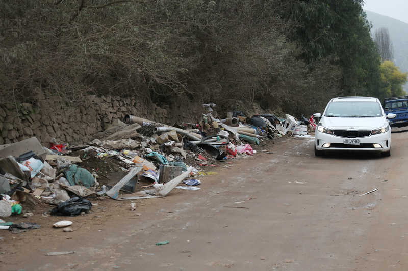 Este camino interior que une a Tierras Blancas con Camino Las Parcelas, se ha tornado en un basural en todo su recorrido.