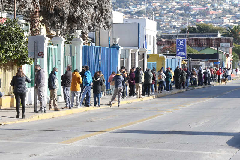 Largas filas se han apreciado en Coquimbo en los últimos días, donde miles de personas han llegado a renovar su permiso de circulación.