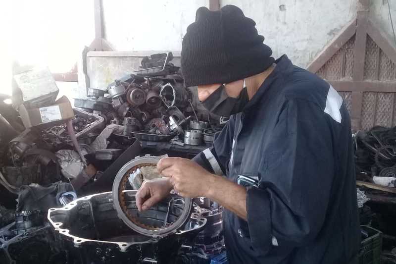 Pedro Yazigi, en cuyo taller se reparan cajas de cambio automáticas, dice que ha hecho esfuerzos para no despedir a nadie de su requipo que son cinco personas bajo su mando.