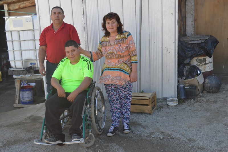 En la imagen la familia que vive en el interior de la comuna montepatrina. Miguel Yañez (padre), Javier Yañez (hijo) y Rosa Valderrama (madre)