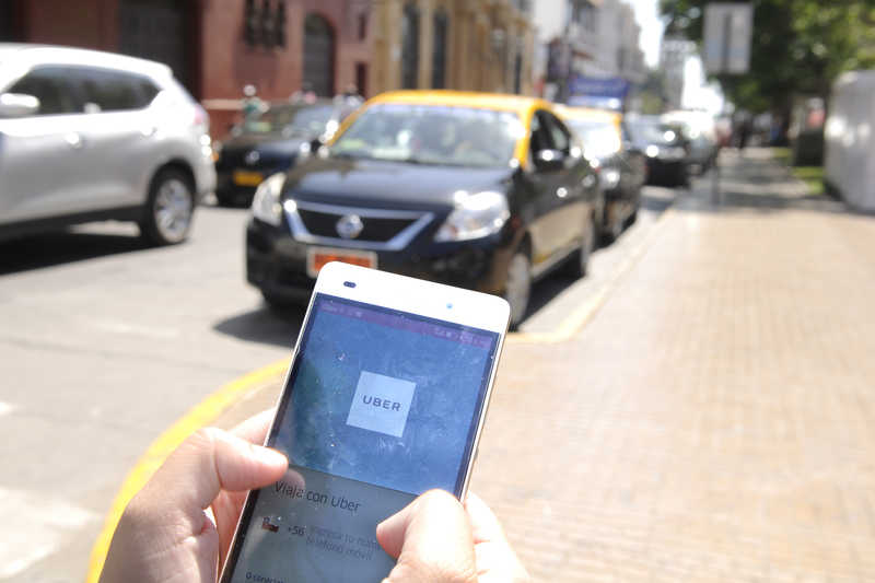 La aplicación con plataforma de internet Uber, tiene como clientes a 2.2 millones de chilenos y uno de sus mayores críticos son los taxistas que los acusan de competencia desleal.