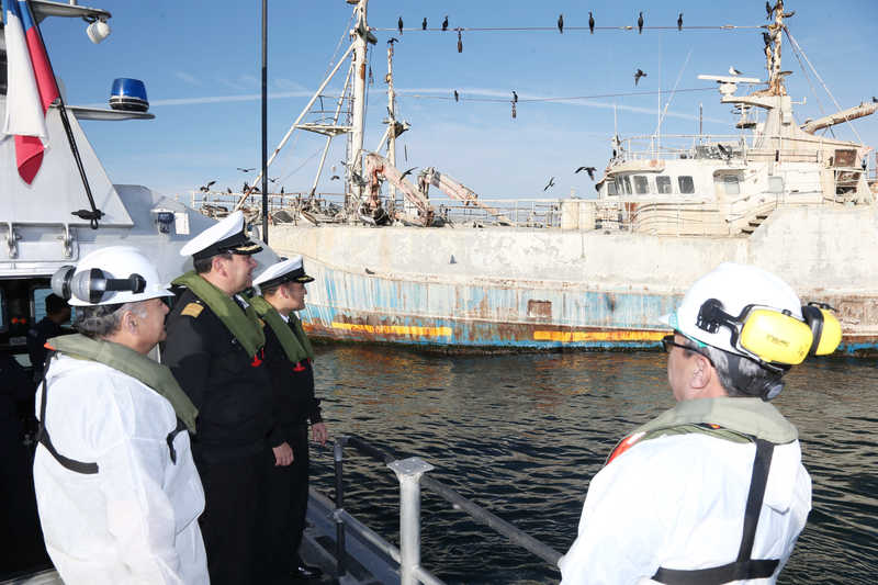Los gobernadores marítimos de Valparaíso y Coquimbo, junto a expertos de la Armada de Chile realizan un examen visual a naves en estado de abandono en la bahía de Coquimbo.