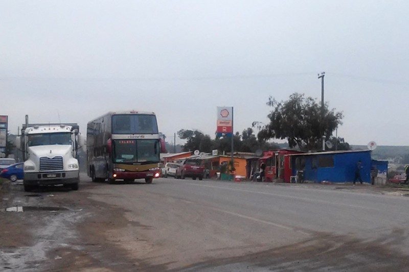 Los comerciantes vileños señalan que el paso y detención de los camiones en su lugar de trabajo impide la parada de los buses, que son sus principales clientes. FOTO CEDIDA 