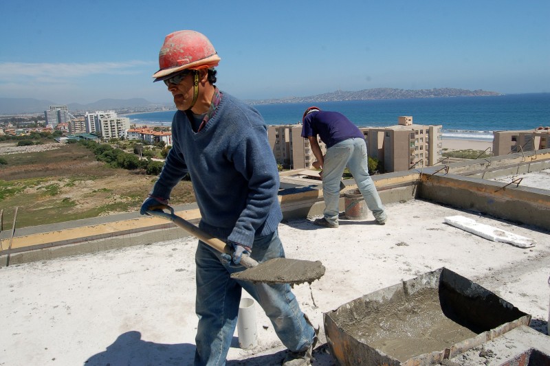 Pese a estos resultados, las empresas constructoras estiman que la edificación habitacional continuará en proceso por la gran cantidad de proyectos en blanco y en verde vendidos en 2015. FOTO LAUTARO CARMONA 