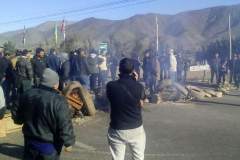 Los trabajadores a los que la compañía minera les adeuda sueldos y cotizaciones han realizado reiteradas manifestaciones para exigir su cancelación. FOTO CEDIDA 