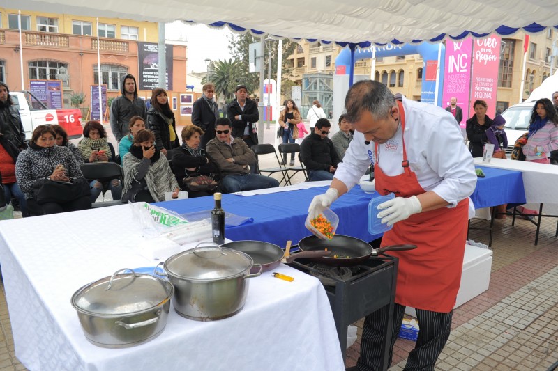 El chef Fernando Madariaga fue uno de los que realizó preparaciones con productos locales que pudieron degustar los asistentes. FOTO LAUTARO CARMONA 