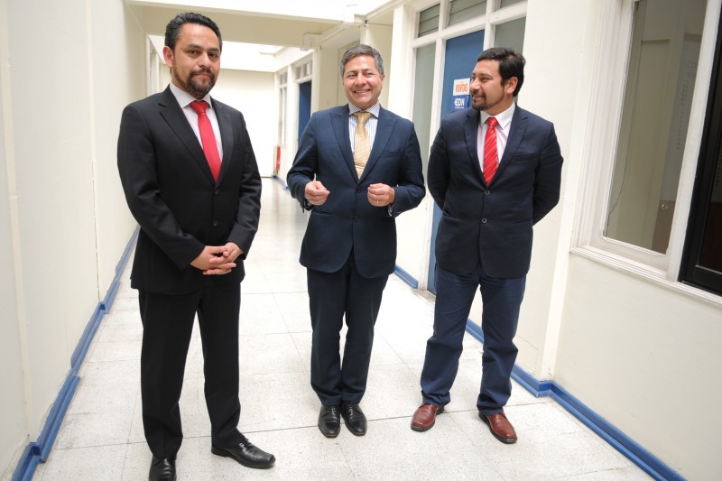 Mauricio Oviedo, Daniel Guevara y Marcelo Hernández (de izquierda a derecha) aseguran que todas las personas tendrán acceso a este tribunal, tanto los mega proyectos como las problemáticas de una junta de vecinos.