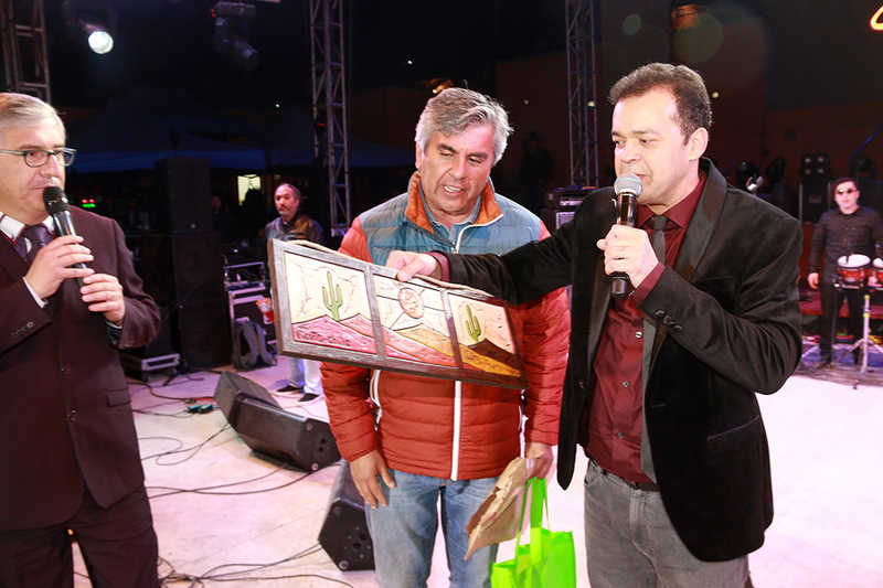 Alex Bueno (derecha), ino de los artistas más populares de La Pampilla de San Isidro, recibe del alcalde de Vicuña, Rafael Vera, un obsequio por parte del municipio. El artista fue muy aplaudido durante su presentación y el público coreó sus canciones.