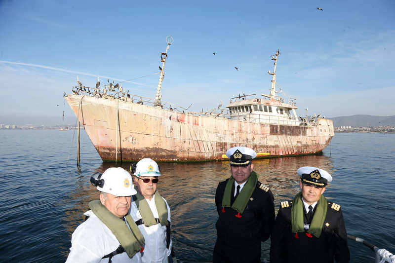 El Isla Lénox (de fondo) es el único barco que no puede recuperarse de los que están en abandono en la bahía de Coquimbo.