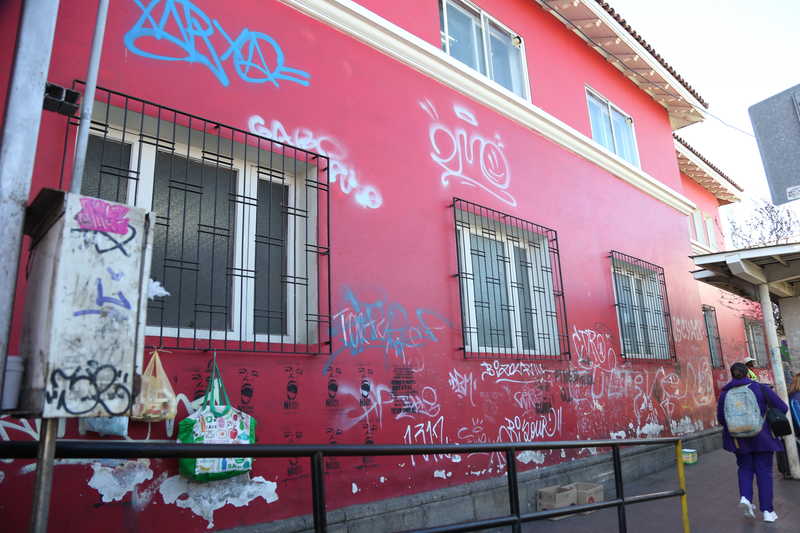 El consultorio Emilio Schaffhauser es uno de los edificios predilectos de grafiteros y personas que rayan la ciudad. También es blanco de pegado de afiches de eventos. A pesar de esta insistencia, en un año y medio de trabajo, la cuadrilla de borrado de rayados ha cubierto 60 cuadras pintando.