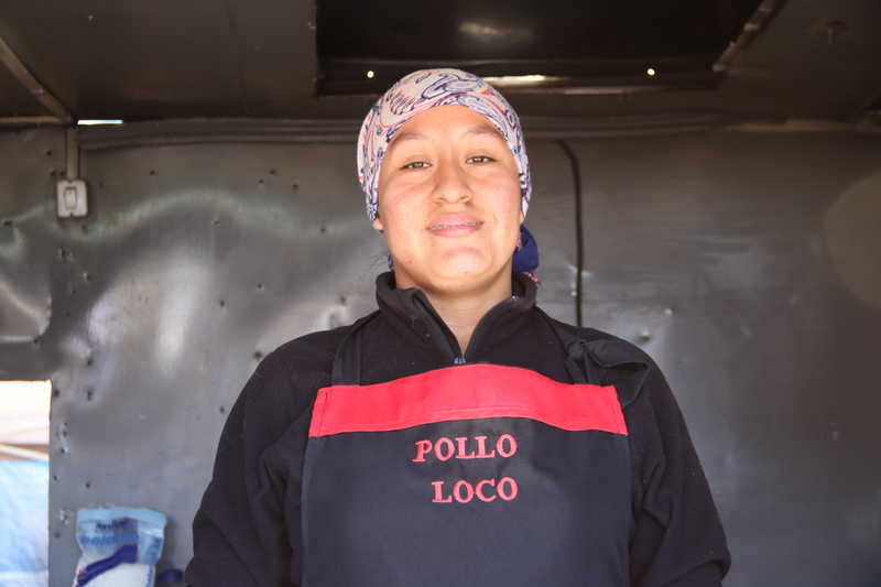 Mariana Rafael, cocinera peruana en el local "Pollo Loco".