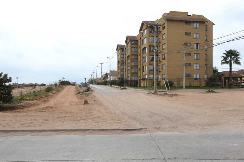 Un ejemplo de la aplicación de la norma se puede apreciar en esta imagen de calle Francisco Ariztía en San Joaquín, donde se desarrolló el proyecto inmobiliario y se pavimentó solo la mitad de la vía, el mínimo que les permite la ley.