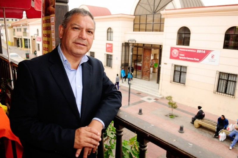 Luis Aguilera, presidente regional de la Sech, sostiene que los gobiernos no han hecho mucho por estimular la lectura con precios justos.