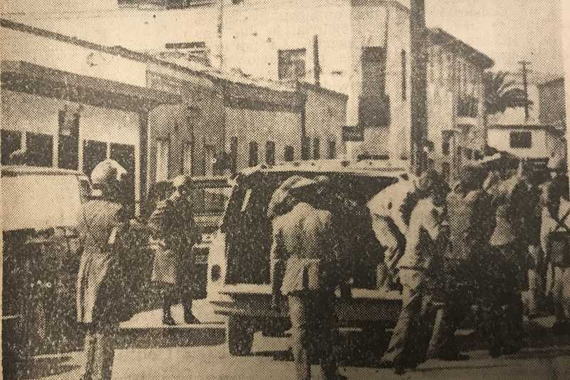 La imagen muestra cuando un grupo de personas fue detenido por Carabineros en Amdacollo, 1973.