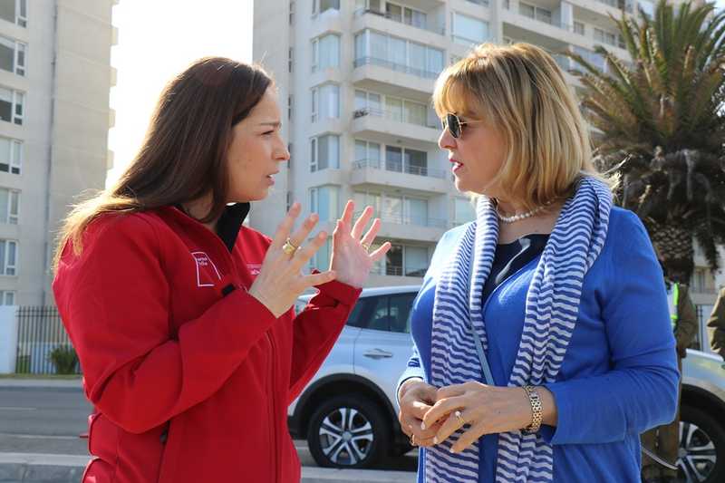 La embajadora de la Unión Europea, Stella Zervoudaki (derecha), junto a la intendenta regional, Lucía Pinto participó el reciente fin de semana de una serie de actividades que se efectuaron en La Serena en el marco de la COP25 que se realizará en diciembre en nuestro país.