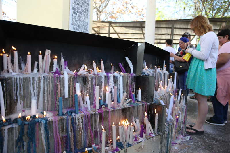 Las velas son otro signo de respeto que manifiestan los fieles. Son miles las que se encienden durante estos días de festividad religiosa.