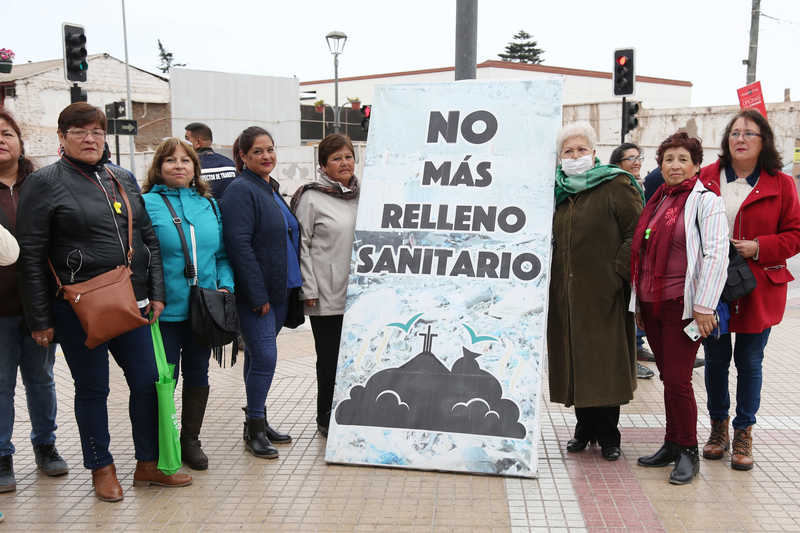 Pobladoras de Coquimbo se manifestaron en contra del funcionamiento del relleno sanitario de su comuna, principalmente por la contaminación que provocaría.