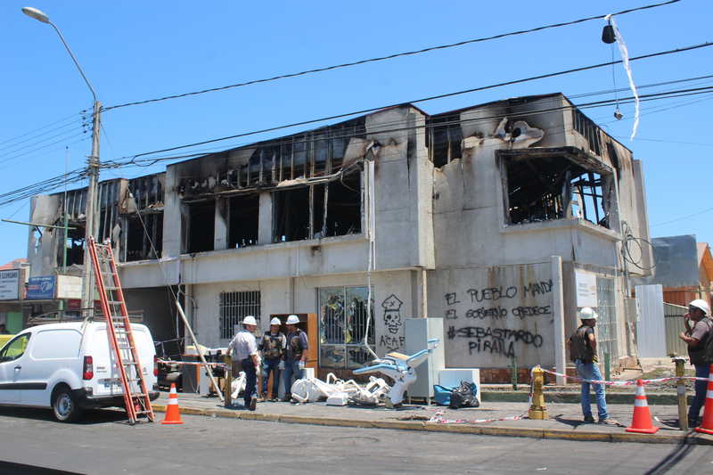 Funcionarios trabajan en la limpieza y remoción de escombros del Servicio de Especialidades Odontológicas del Hospital San Pablo de Coquimbo que fue quemado y saqueado el pasado jueves en la noche
