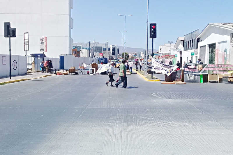Los comerciantes del Mercado Municipal de Coquimbo, junto a otros gremios y coquimbanos, bloquearon calle Varela en ambos sentidos en protesta por los desalojos.