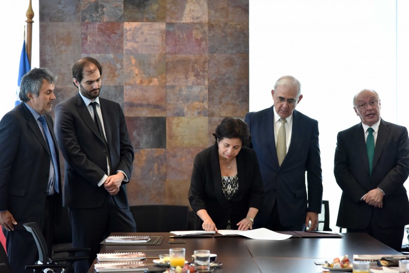 La firma de este protocolo se llevó a cabo en Santiago con la ministra de minería, Aurora Williams, y los más altos representantes de Sonami y Enami. FOTO MINISTERIO DE MINERÍA 