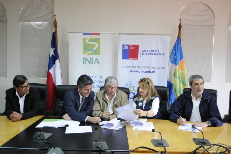 Las actividades del ministro en la zona incluyeron la firma de un Convenio entre el INIA y la CNR para establecer un Centro de Transferencia en Riego en la región. FOTO ANDREA CANTILLANES 