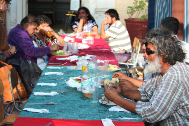 Más de 60 personas en situación de calle disfrutaron la cena Navideña ofrecida por los voluntarios de la Parroquia San Vicente, frente a la Plaza de Armas.