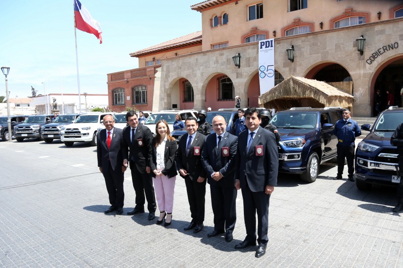 En el frontis de la intendencia regional, la intendenta regional, Lucía Pinto, entregó a la PDI los 21 vehículos como parte de la renovación de su flota.