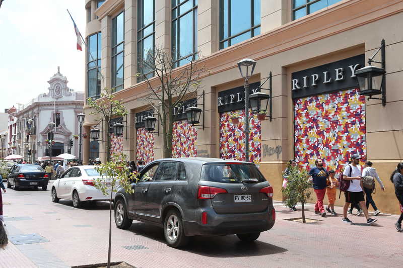 Algunas tiendas como Ripley, sobre las protecciones que han puesto a sus vitrinas, han instalado vistosos mosaicos, lo que las hace ver más amables.