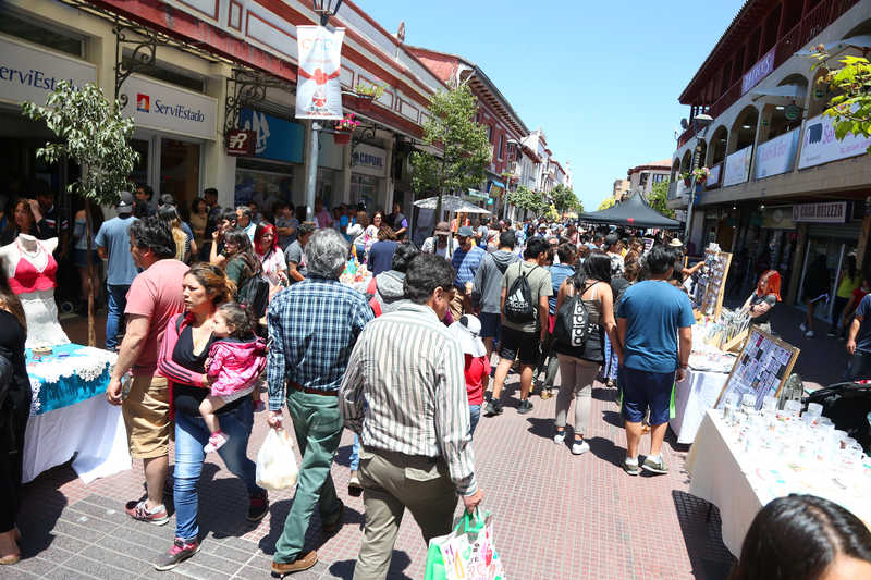 Gran cantidad de público se vio en La Serena donde se realizó un boulevard para pequeños emprendedores en calle Prat. La idea es que las familias retornen al centro de la ciudad.