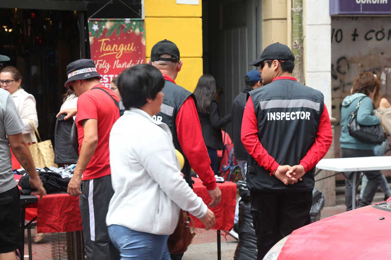La presencia de los inspectores municipales estaría dando buenos resultados, según el municipio, pero sostienen que la solución es a más largo plazo para sacar a los vendedores ambulantes informales.