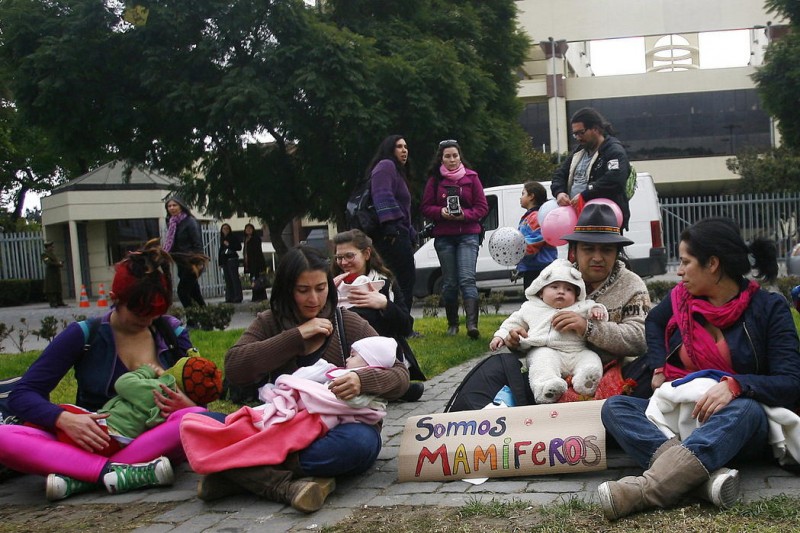 Amamantan bebés frente al Congreso para pedir apoyo a madres trabajadoras