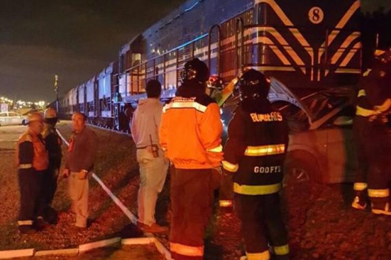 Tren metalero colisiona con un  auto y deja dos personas lesionadas
