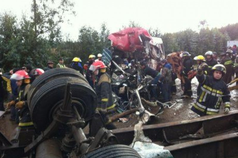 Choque de camión y bus deja unos 11 muertos en Cañete